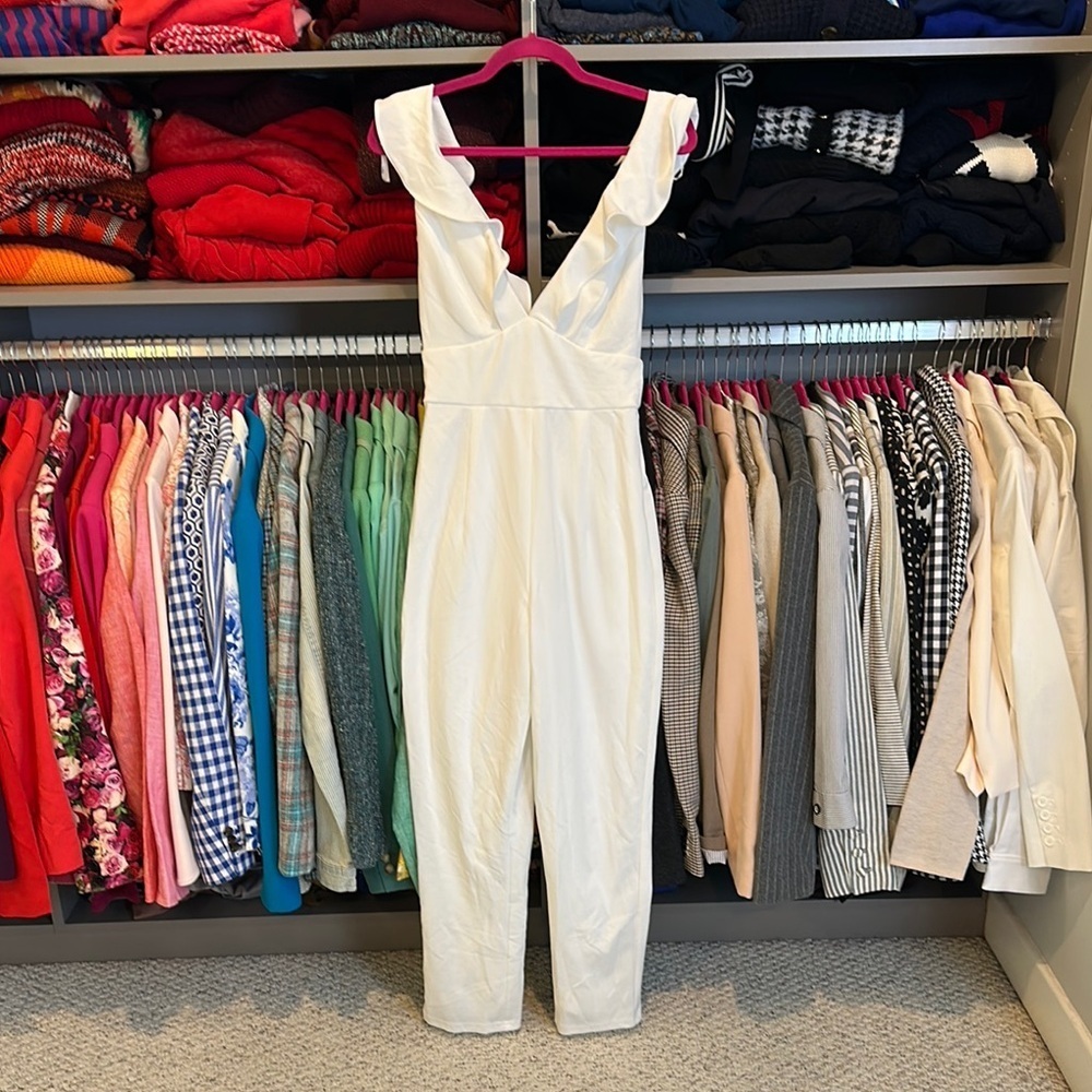 Lulus white ruffled deep v back zipper closure jumpsuit size S